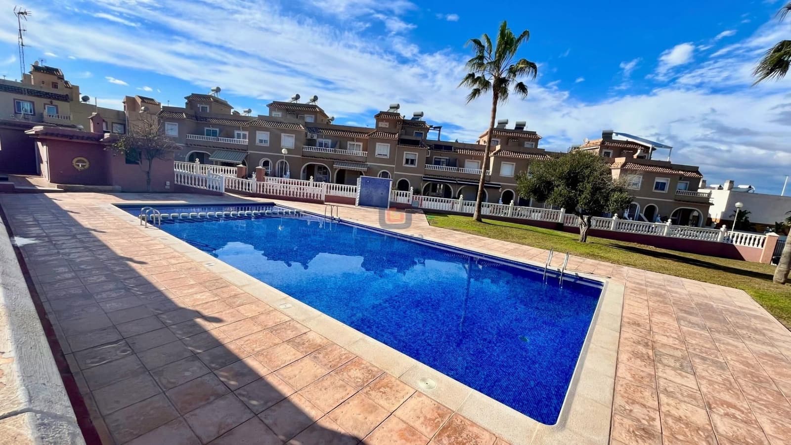 2 soveværelse Bungalow til salg i Santa Pola med swimmingpool - € 220.000 (Ref: 9521924)