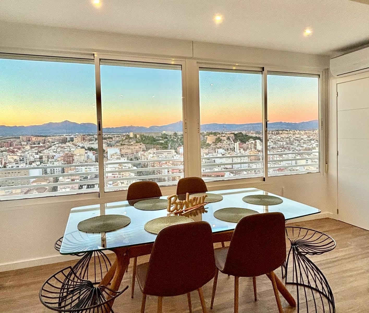 2 bedroom Flat for sale in Alicante / Alacant city - € 320,000 (Ref: 9722702)