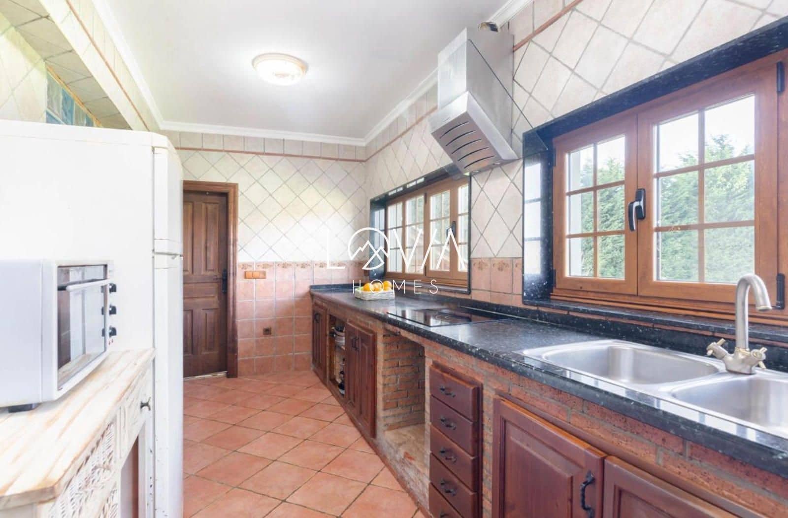 5 bedroom Villa for sale in Corvera de Asturias with garage - € 549,900 (Ref: 9471010)