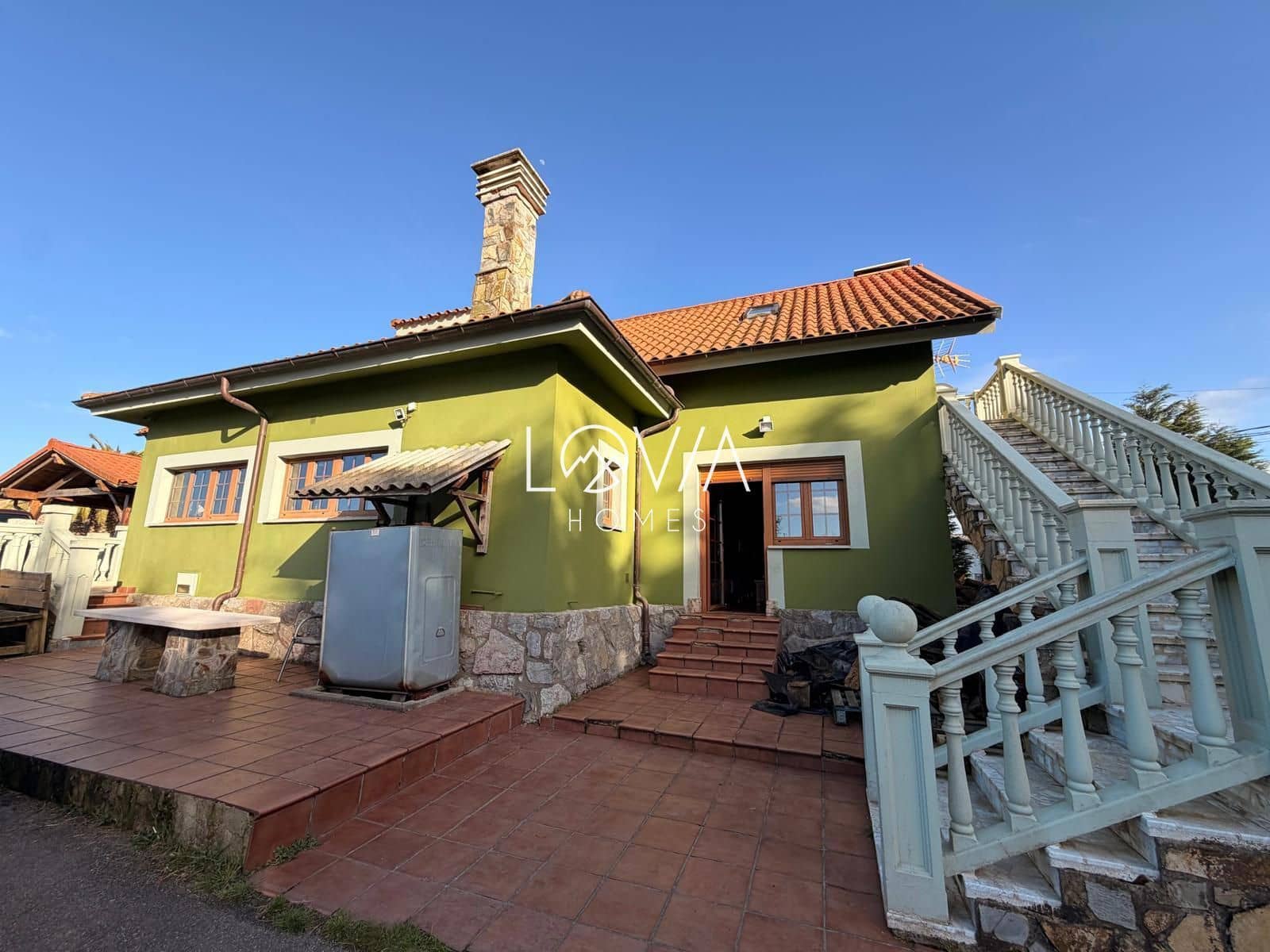 5 bedroom Villa for sale in Corvera de Asturias with garage - € 549,900 (Ref: 9471010)