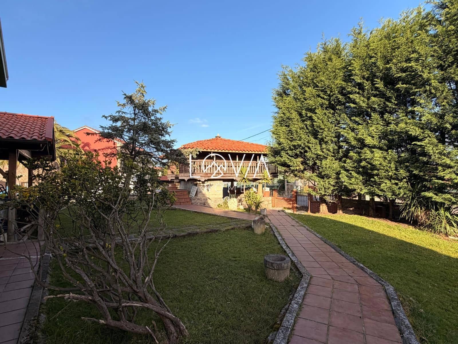 5 bedroom Villa for sale in Corvera de Asturias with garage - € 549,900 (Ref: 9471010)