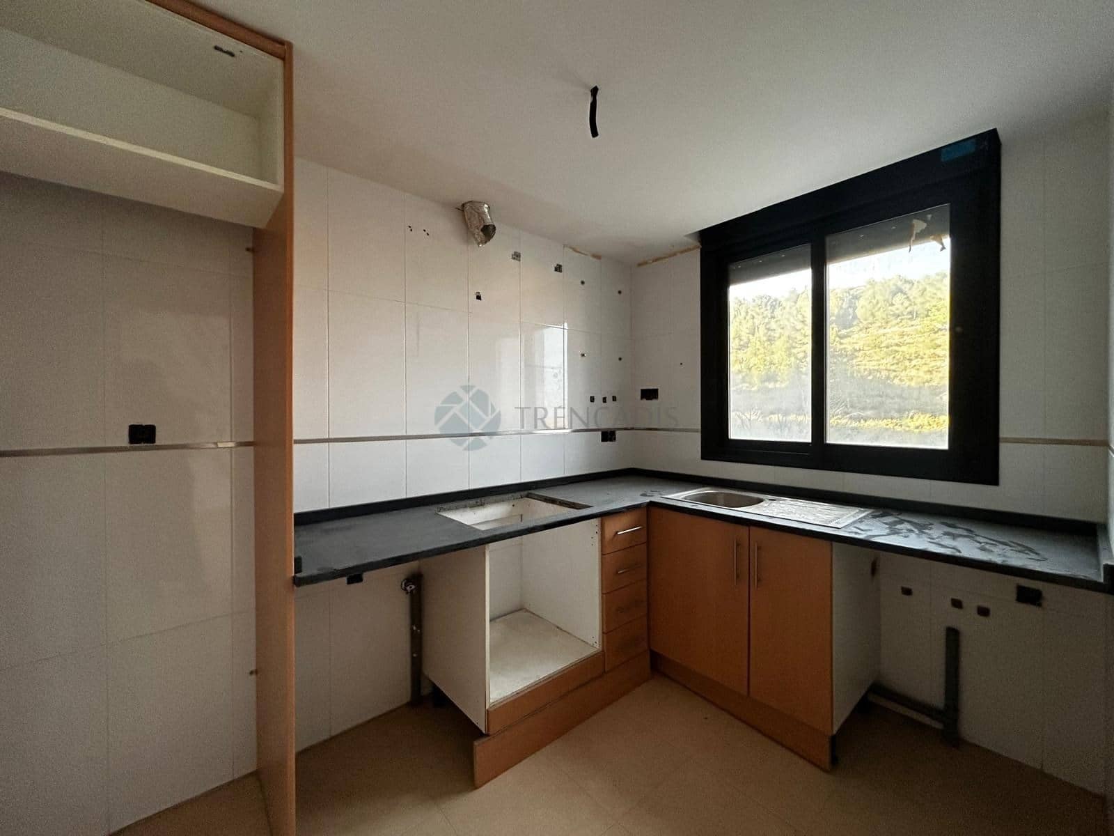 Commercial for sale in La Vall d'Uixo - € 275,000 (Ref: 9021246)