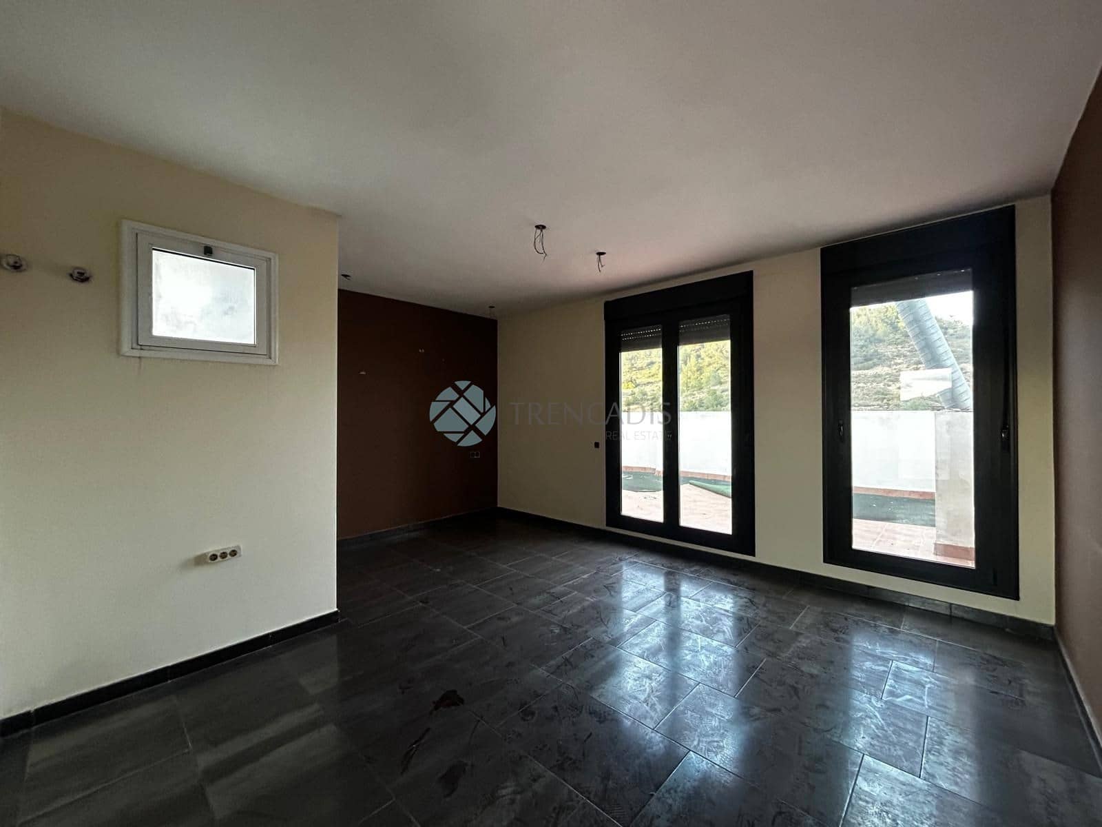 Commercial for sale in La Vall d'Uixo - € 275,000 (Ref: 9021246)