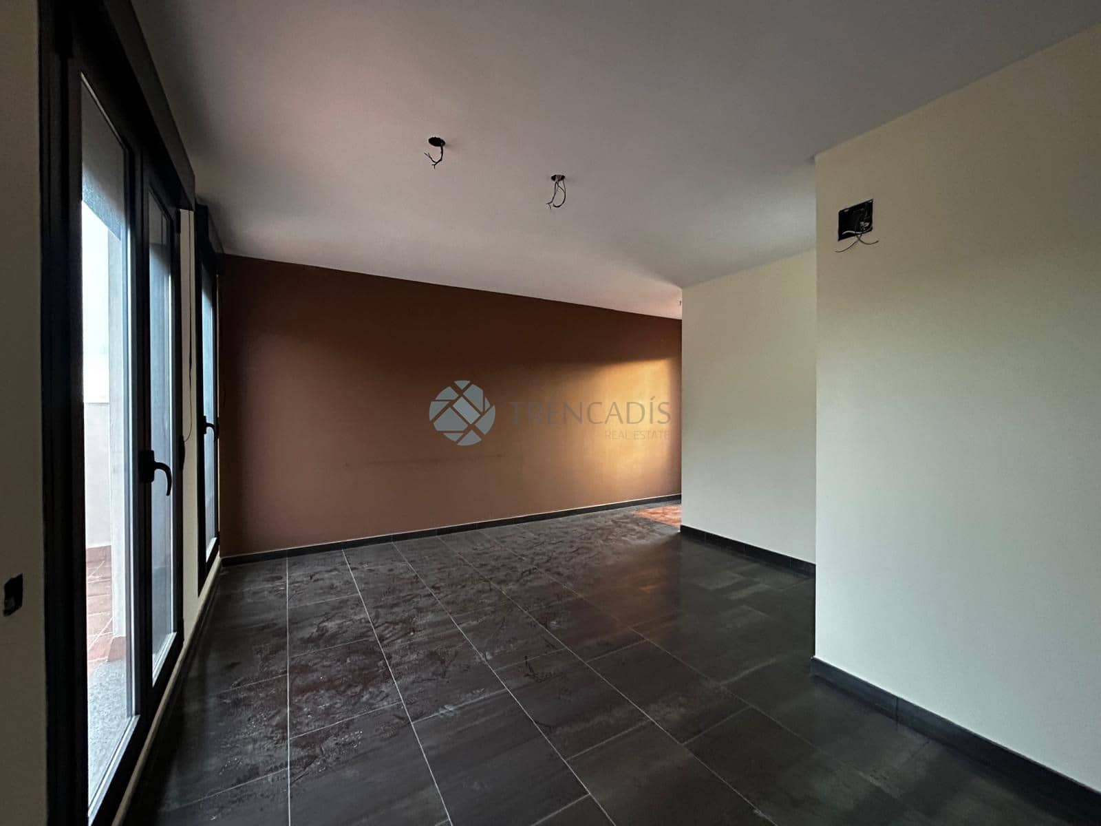 Commercial for sale in La Vall d'Uixo - € 275,000 (Ref: 9021246)