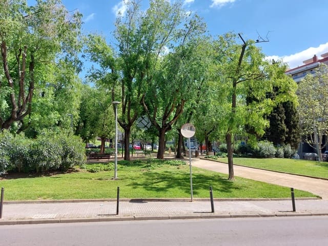4 bedroom Apartment for sale in Terrassa - € 245,000 (Ref: 9022585)