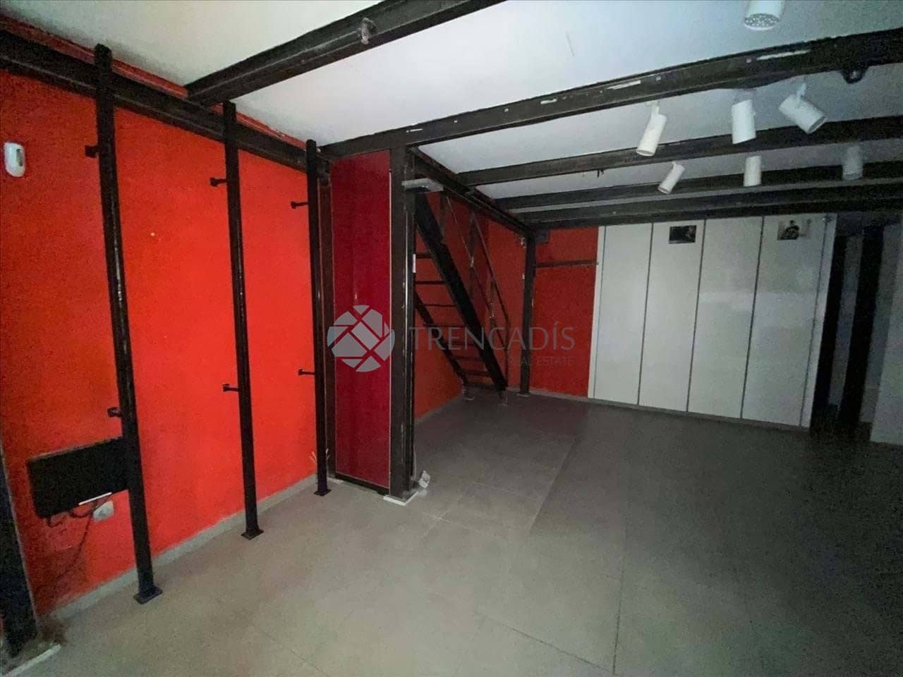 Erhverv til salg i Valencia by - € 116.000 (Ref: 9025222)