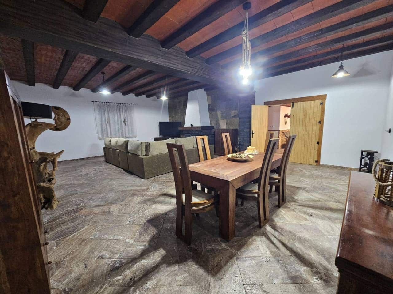 5 bedroom Villa for rent in Sax with pool garage - € 3,000 (Ref: 6414947)