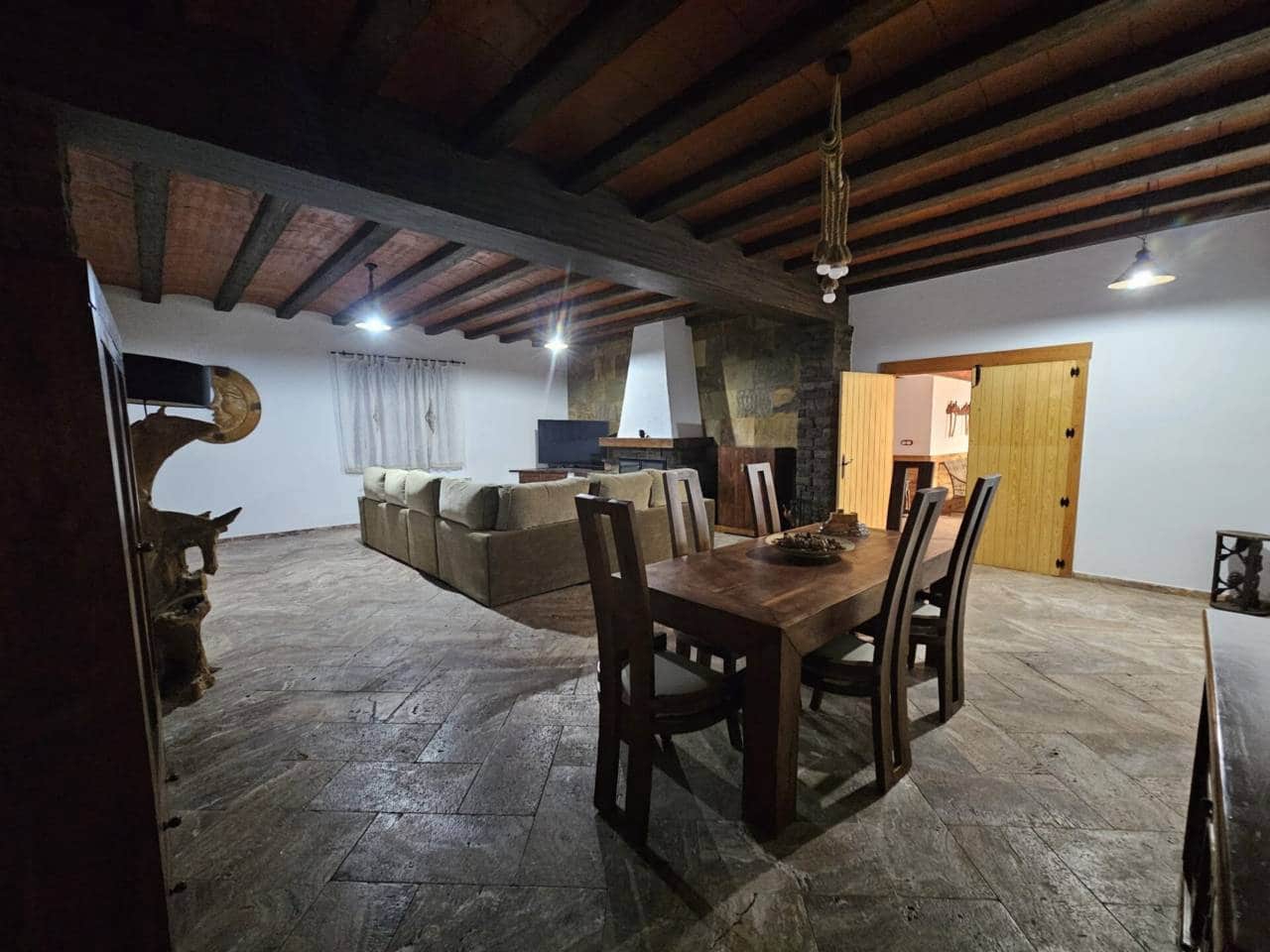 5 bedroom Villa for rent in Sax with pool garage - € 3,000 (Ref: 6414947)