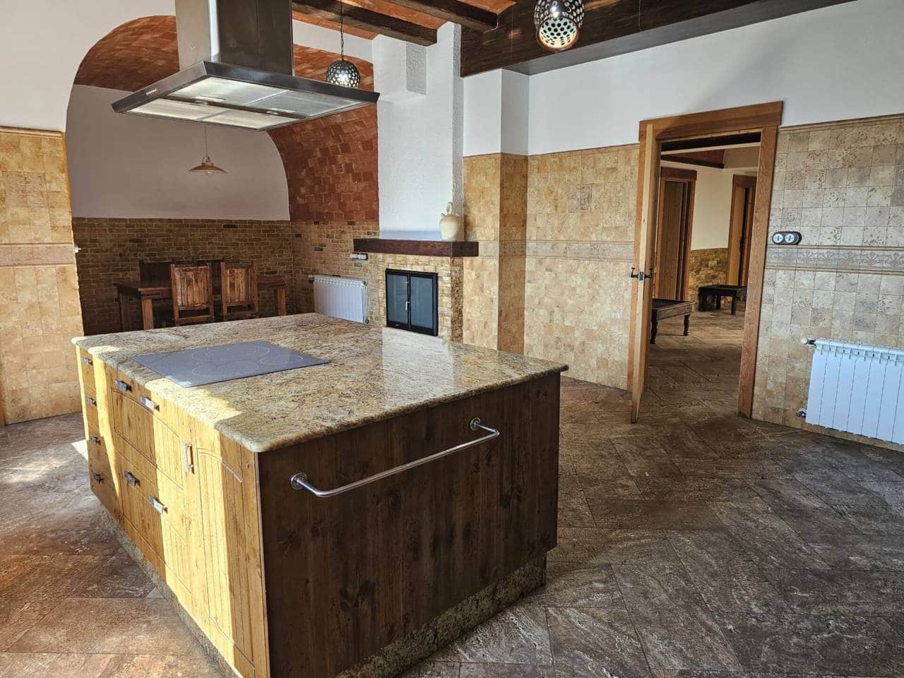 5 bedroom Villa for rent in Sax with pool garage - € 3,000 (Ref: 6414947)