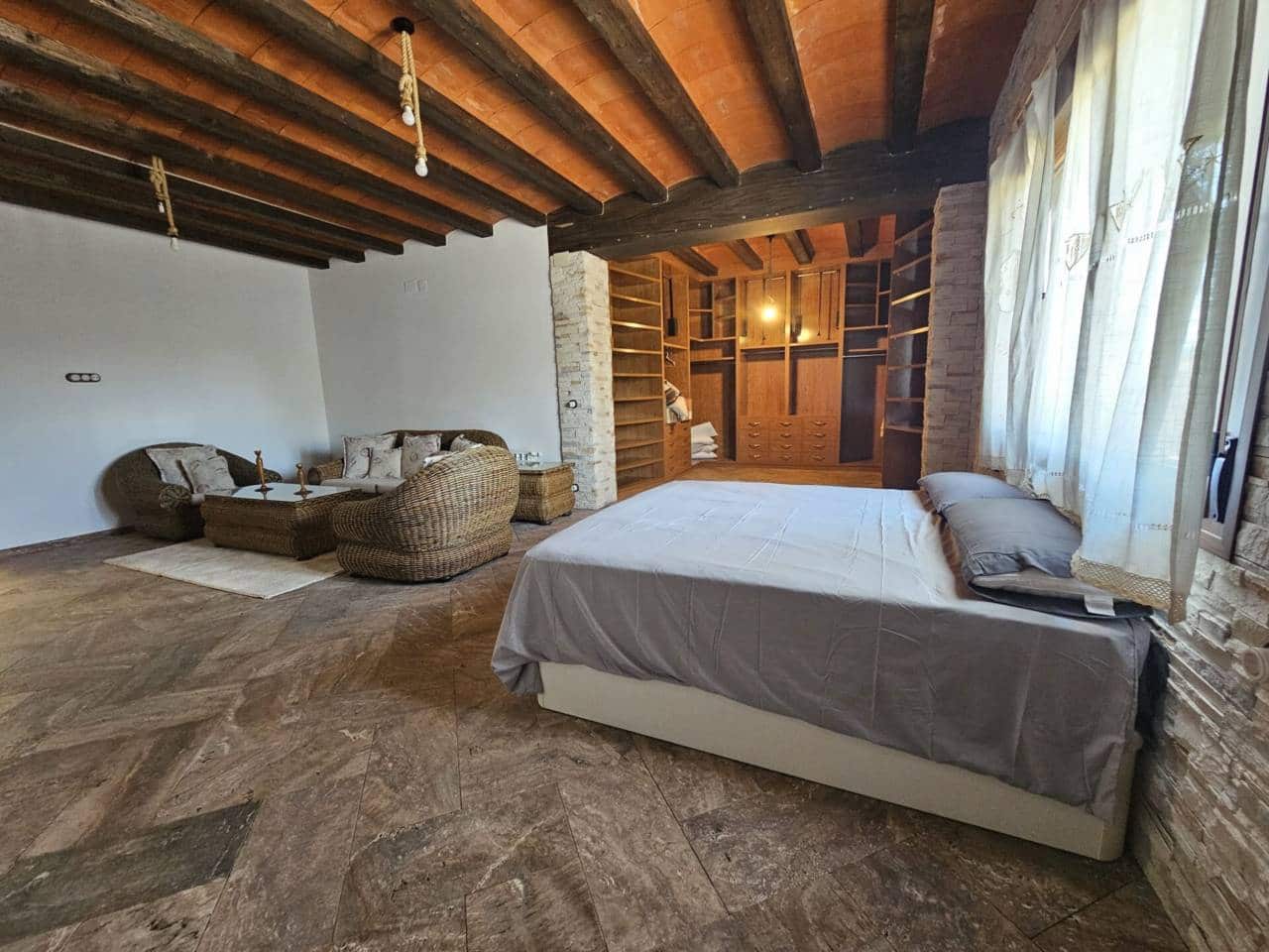 5 bedroom Villa for rent in Sax with pool garage - € 3,000 (Ref: 6414947)