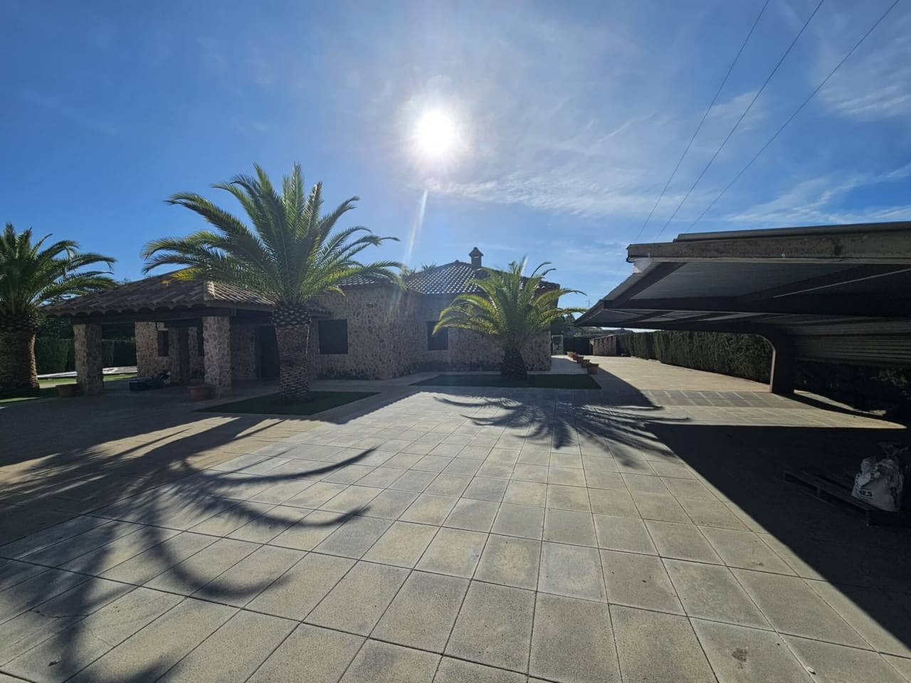 5 bedroom Villa for rent in Sax with pool garage - € 3,000 (Ref: 6414947)