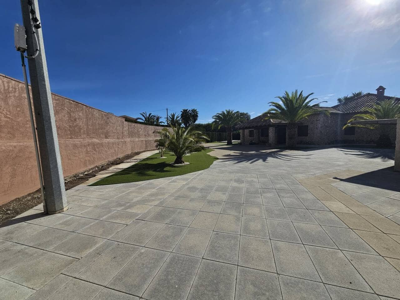 5 bedroom Villa for rent in Sax with pool garage - € 3,000 (Ref: 6414947)