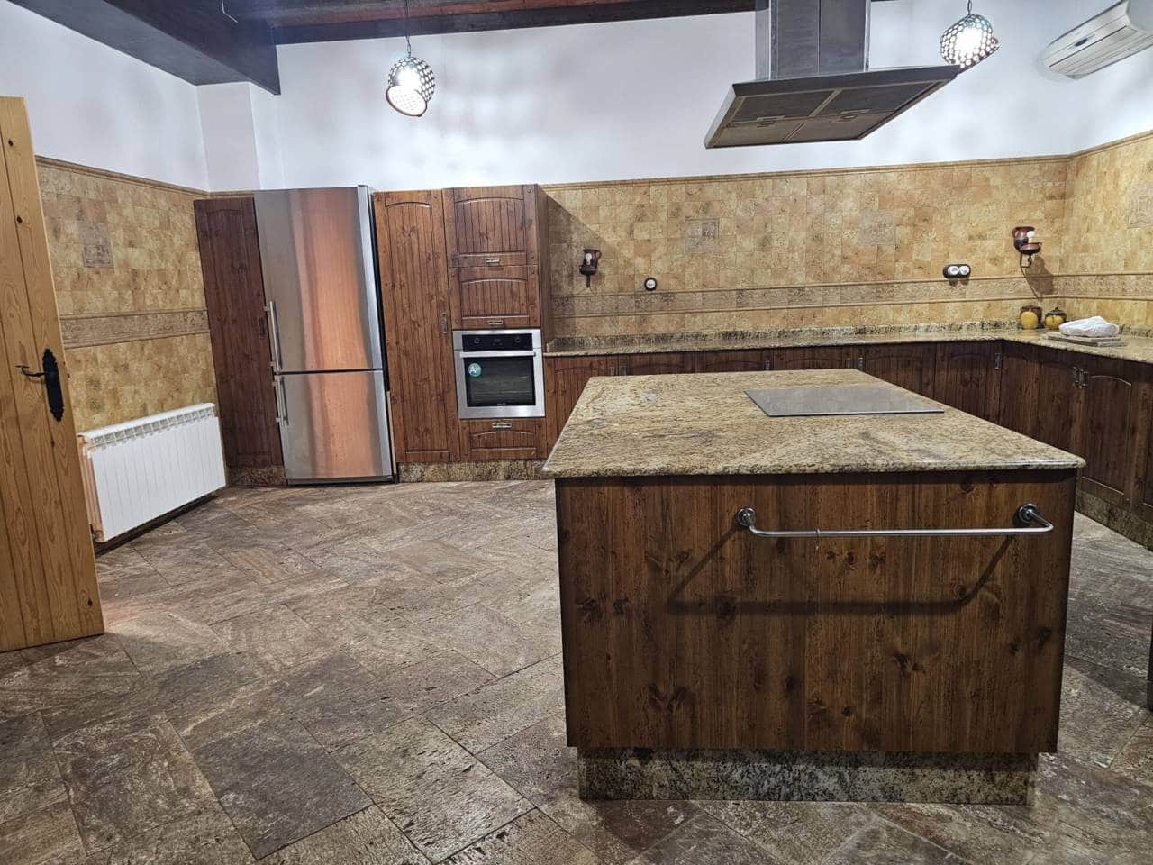 5 bedroom Villa for rent in Sax with pool garage - € 3,000 (Ref: 6414947)