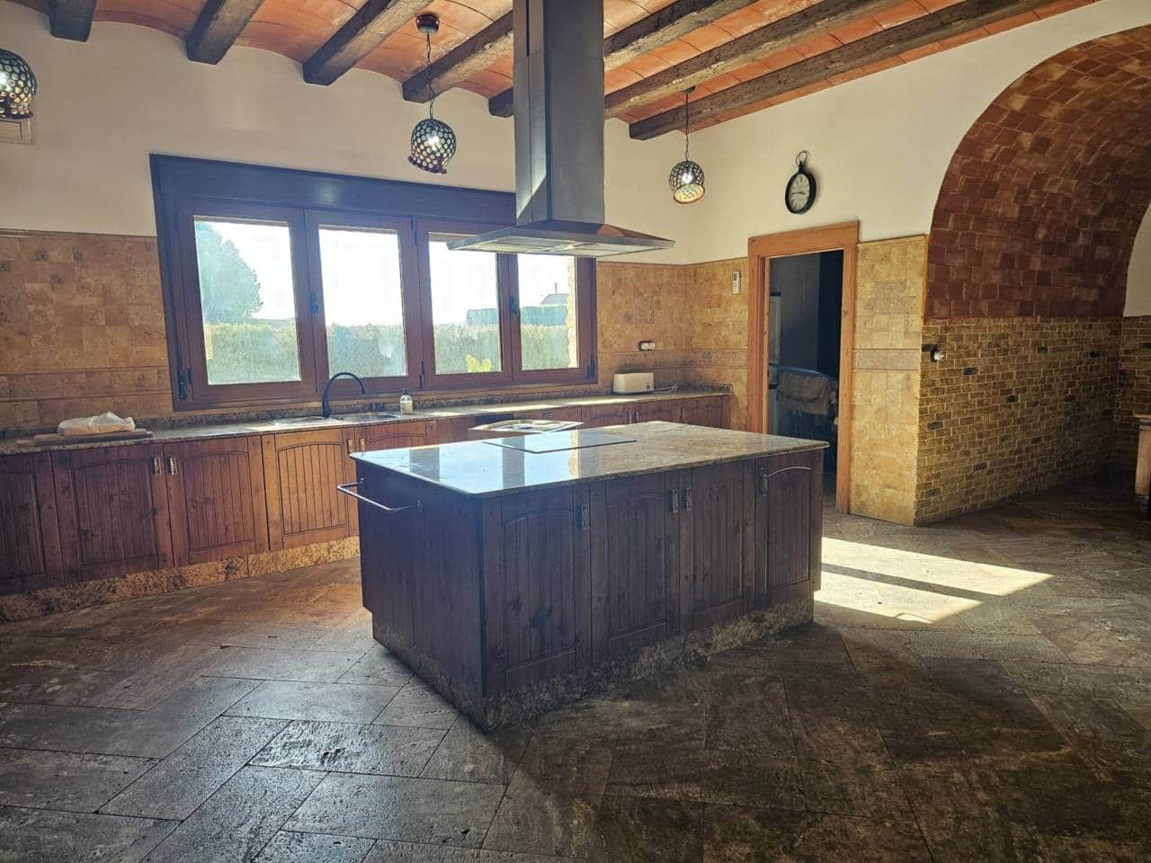 5 bedroom Villa for rent in Sax with pool garage - € 3,000 (Ref: 6414947)