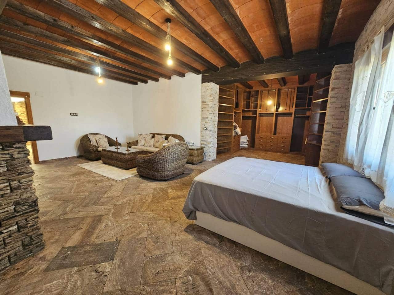 5 bedroom Villa for rent in Sax with pool garage - € 3,000 (Ref: 6414947)