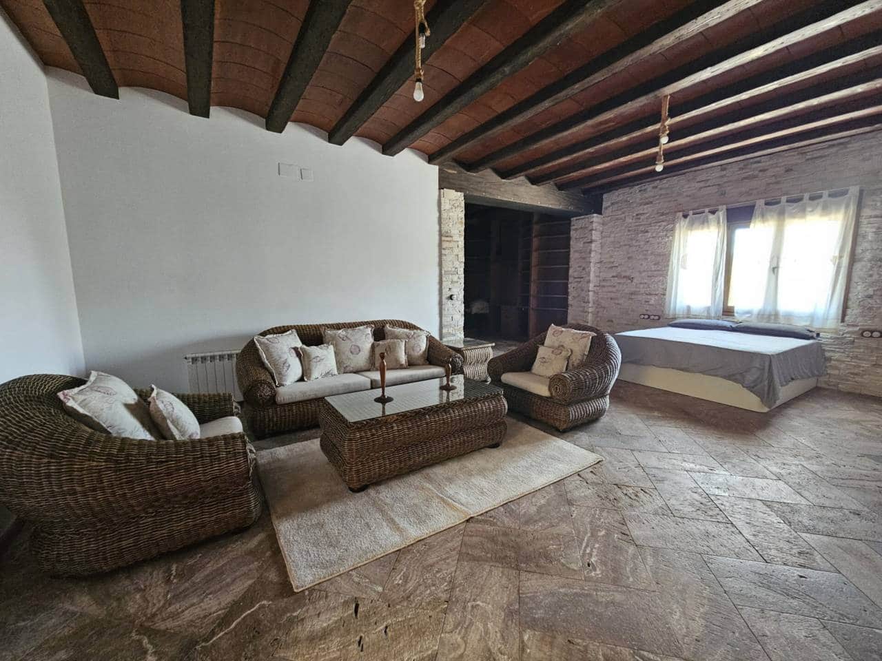 5 bedroom Villa for rent in Sax with pool garage - € 3,000 (Ref: 6414947)