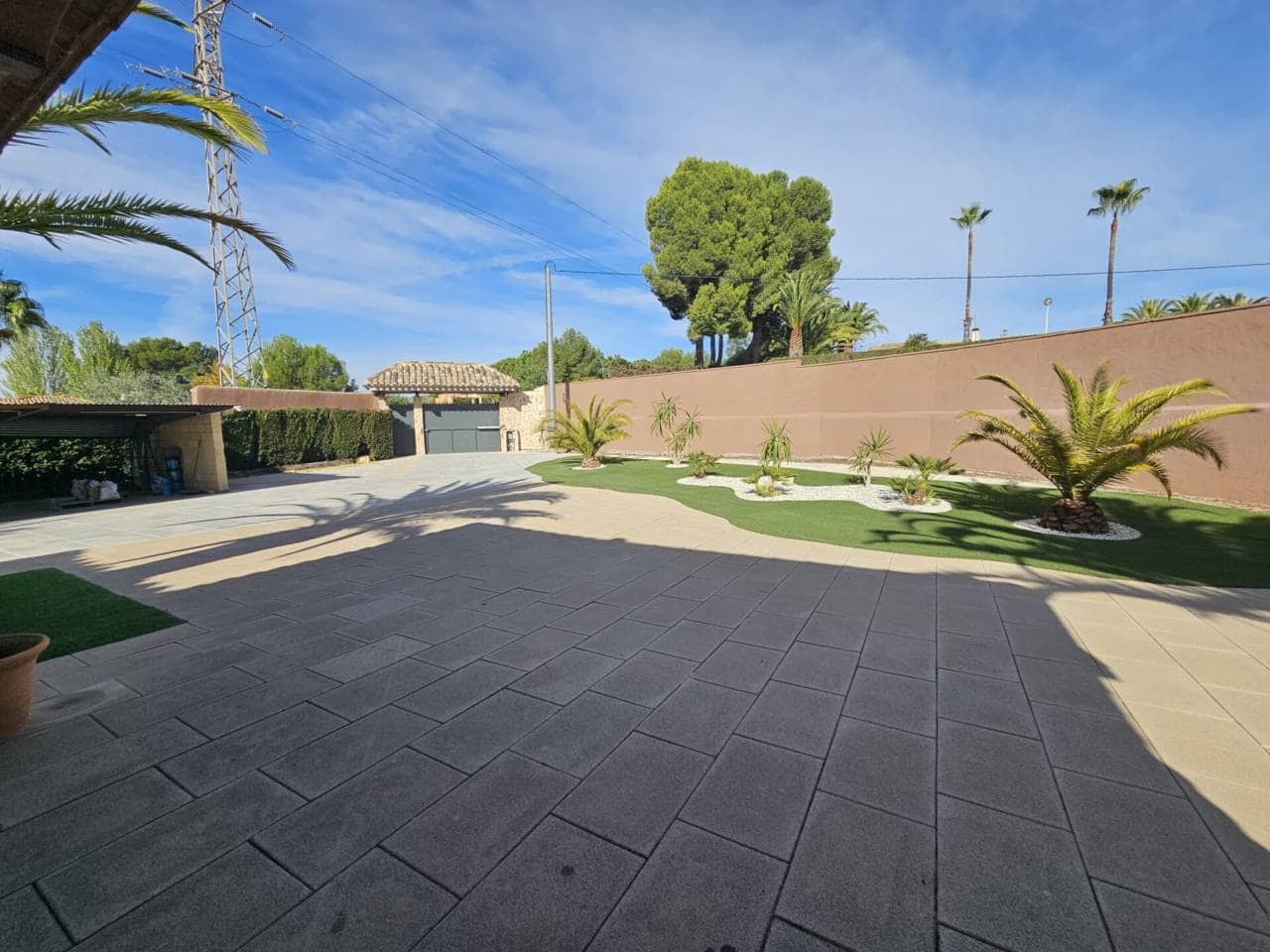 5 bedroom Villa for rent in Sax with pool garage - € 3,000 (Ref: 6414947)