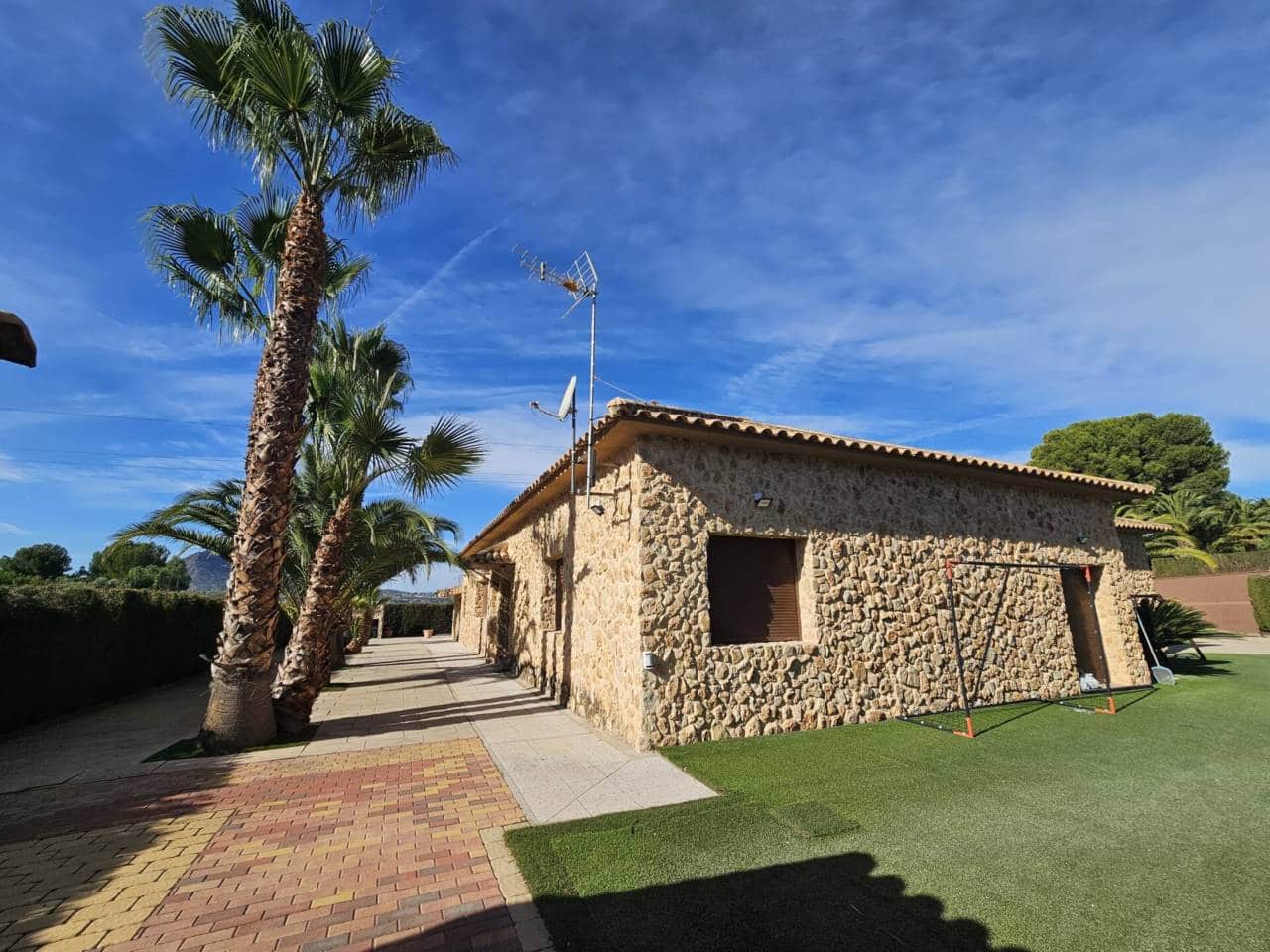 5 bedroom Villa for rent in Sax with pool garage - € 3,000 (Ref: 6414947)