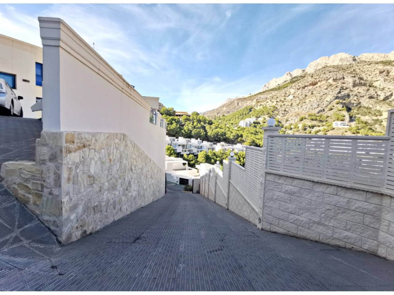5 bedroom Villa for sale in Altea with pool garage - € 898,000 (Ref: 7070147)