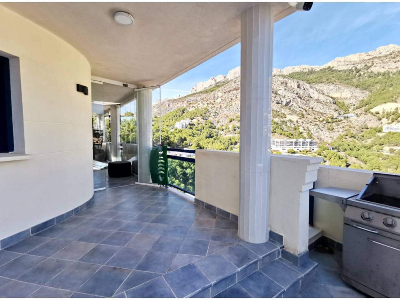 5 bedroom Villa for sale in Altea with pool garage - € 898,000 (Ref: 7070147)