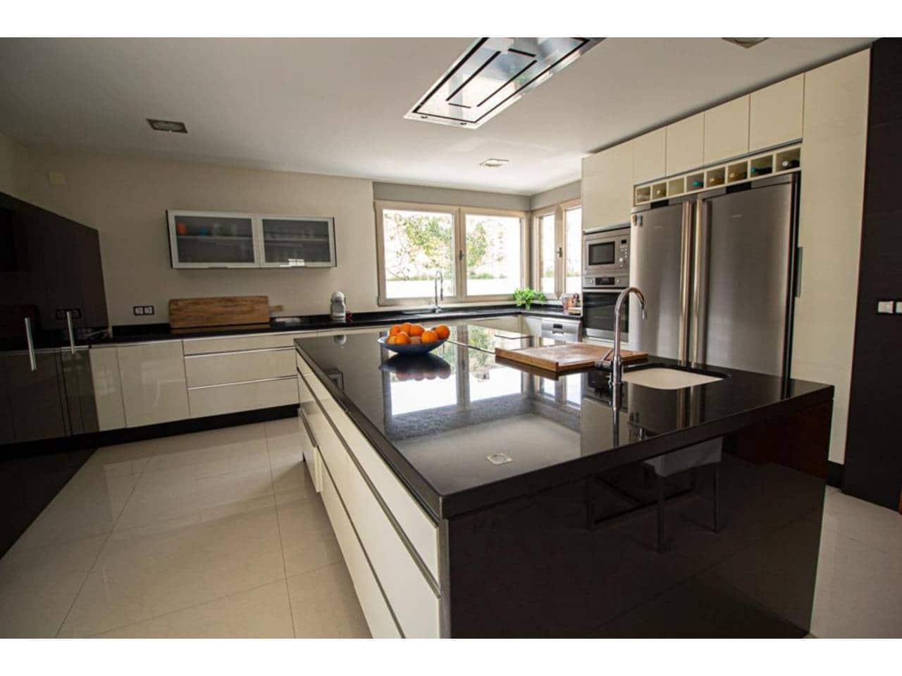 Chalet de 8 habitaciones en Alfaz del Pi / L'Alfàs del Pi en venta con piscina garaje - 1.890.000 € (Ref: 7913634)