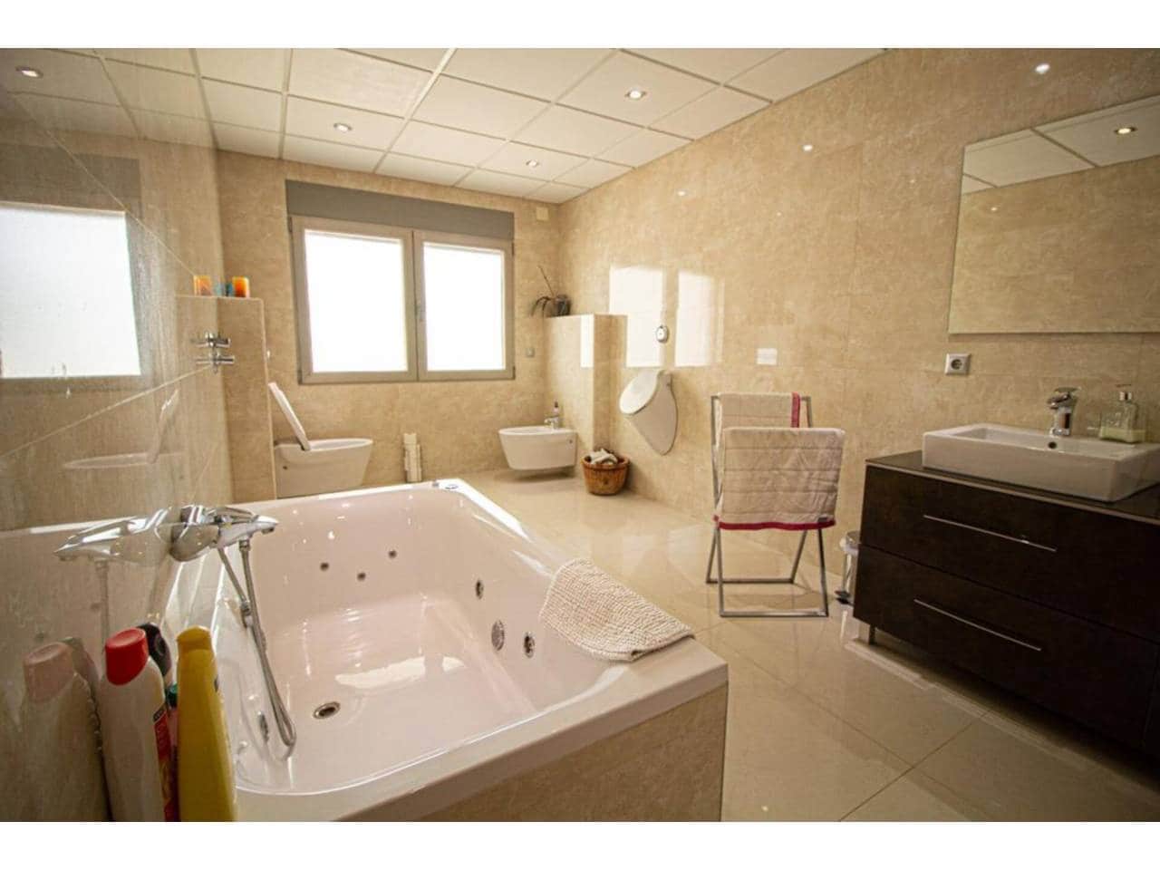 Chalet de 8 habitaciones en Alfaz del Pi / L'Alfàs del Pi en venta con piscina garaje - 1.890.000 € (Ref: 7913634)