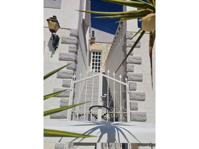 Chalet de 5 habitaciones en Alfaz del Pi / L'Alfàs del Pi en venta con piscina garaje - 675.000 € (Ref: 8738677)