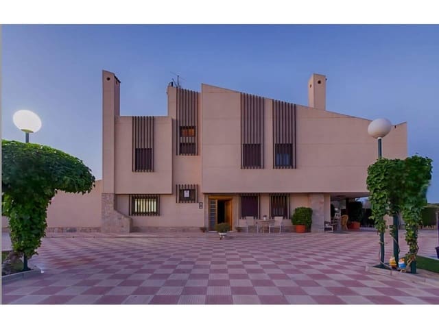 6 Zimmer Villa zu verkaufen in Elche / Elx mit Pool - 560.000 € (Ref: 9031131)