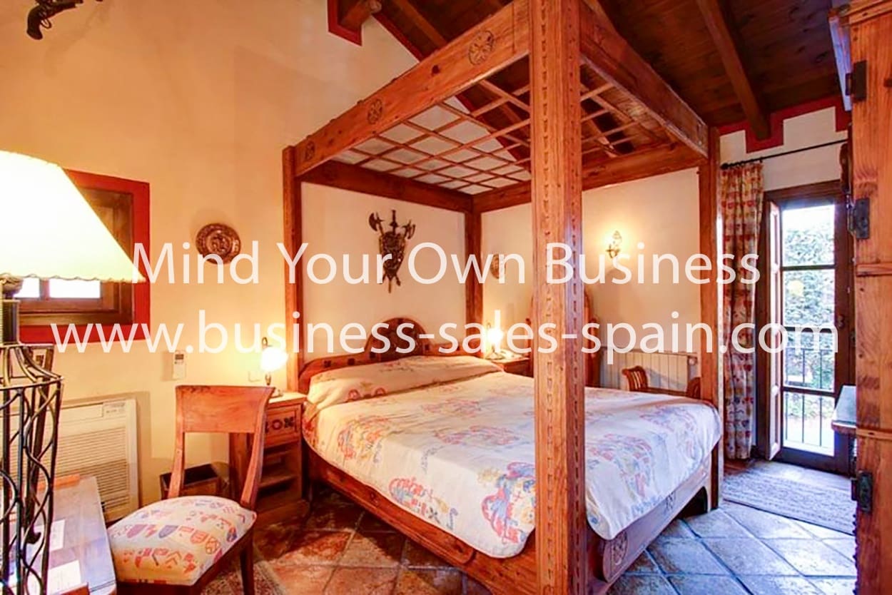 Hotell til salgs i Marbella med svømmebasseng - € 1 950 000 (Ref: 8855564)