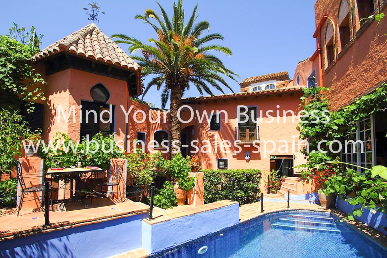 Hotell til salgs i Marbella med svømmebasseng - € 1 950 000 (Ref: 8855564)