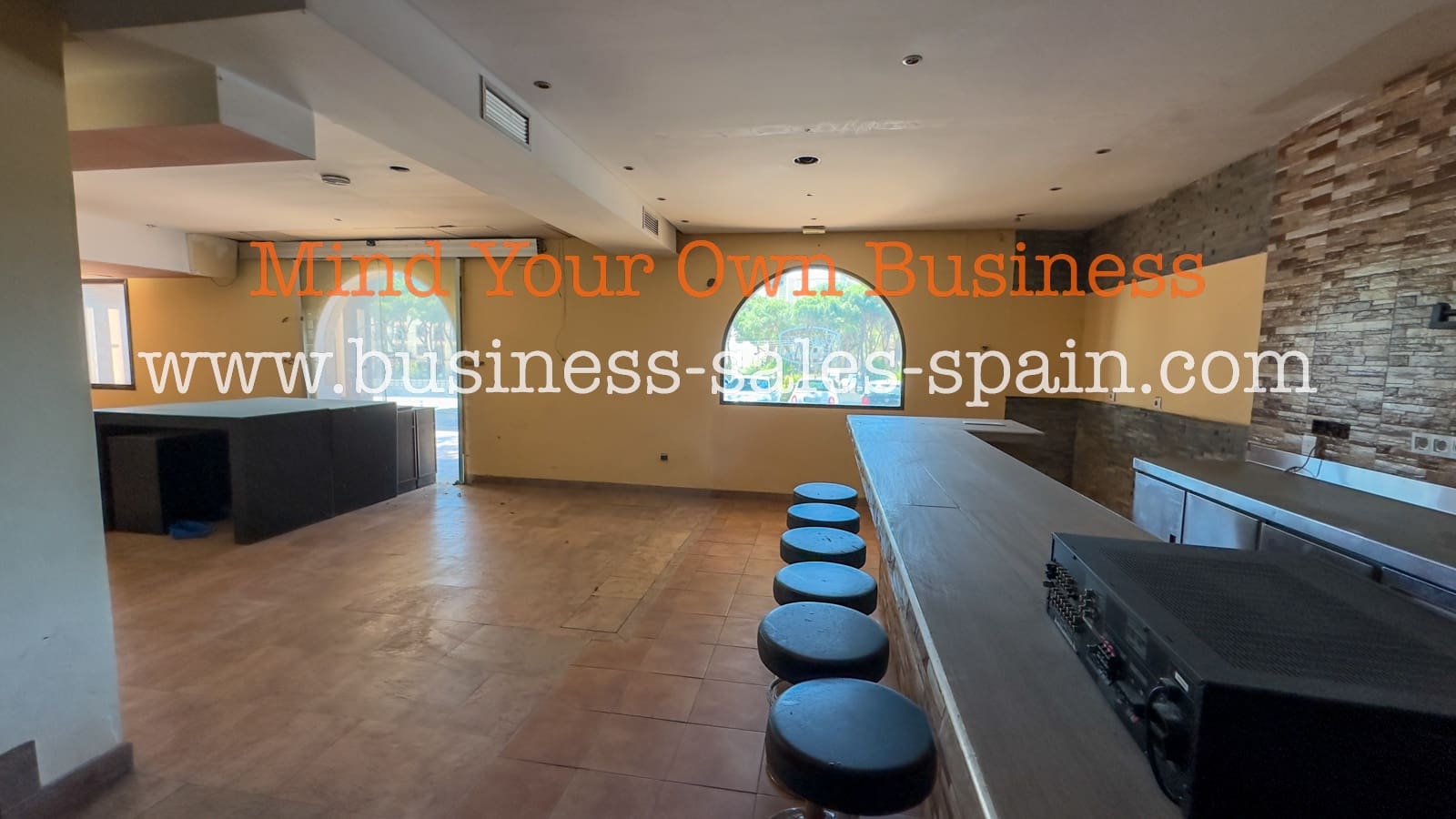 Commercial for rent in Calahonda with garage - € 5,500 (Ref: 9000277)