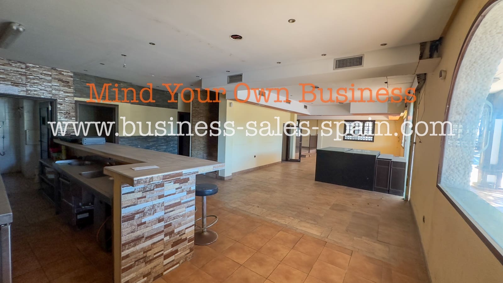 Commercial for rent in Calahonda with garage - € 5,500 (Ref: 9000277)
