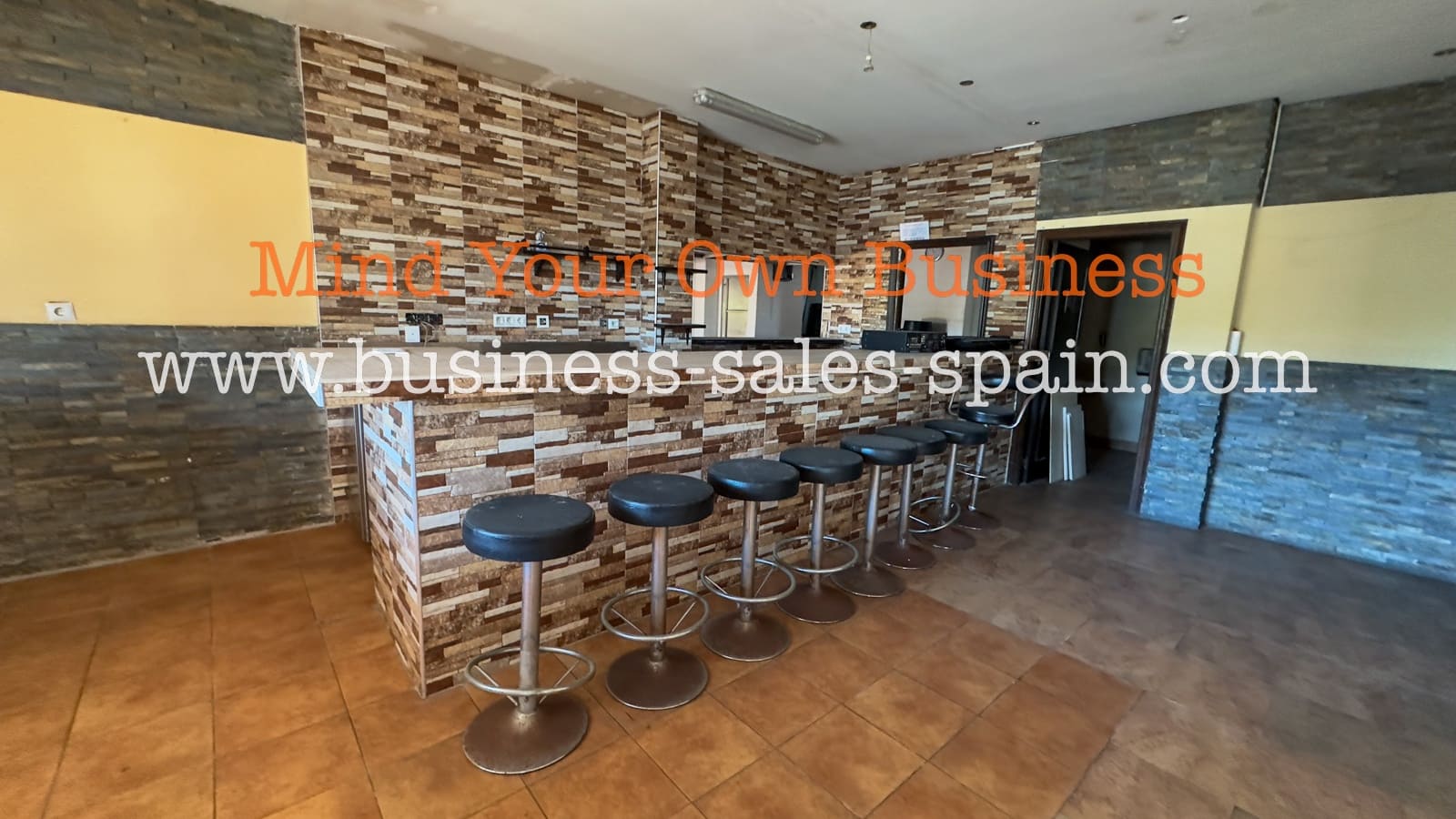 Commercial for rent in Calahonda with garage - € 5,500 (Ref: 9000277)