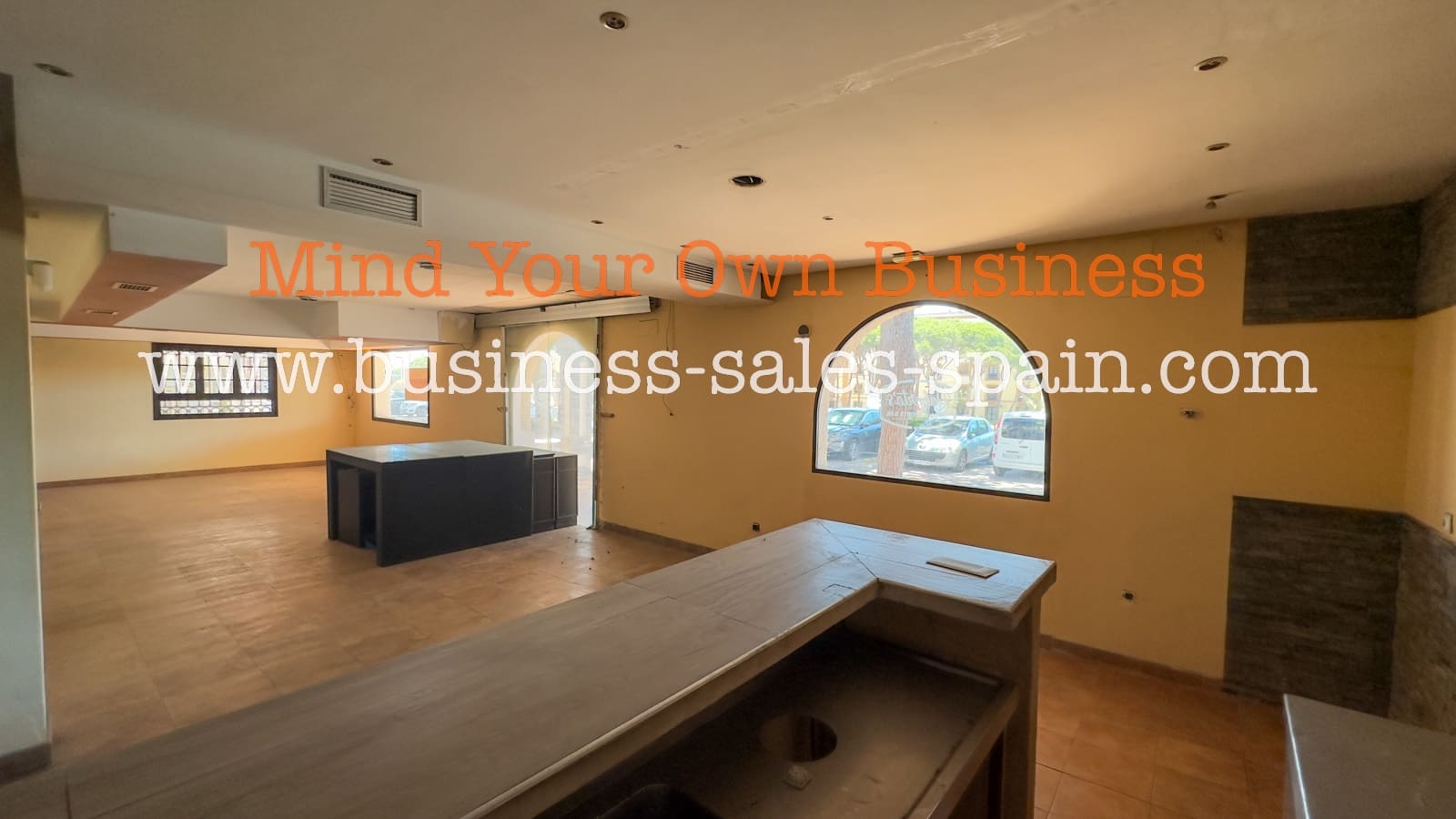 Commercial for rent in Calahonda with garage - € 5,500 (Ref: 9000277)