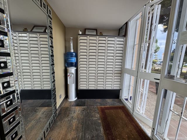 Kommersiell til salgs i Estepona - € 450 000 (Ref: 9694141)