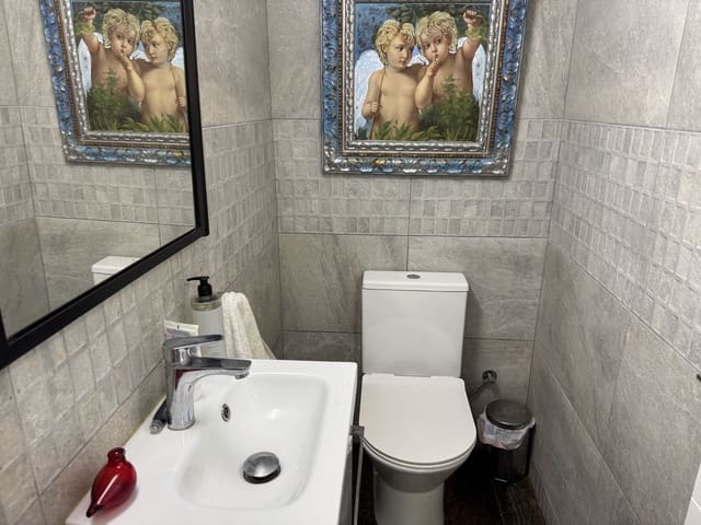 Kommersiell til salgs i Estepona - € 450 000 (Ref: 9694141)