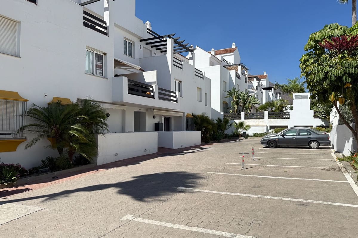 2 bedroom Apartment for sale in Estepona with pool garage - € 299,000 (Ref: 10120662)