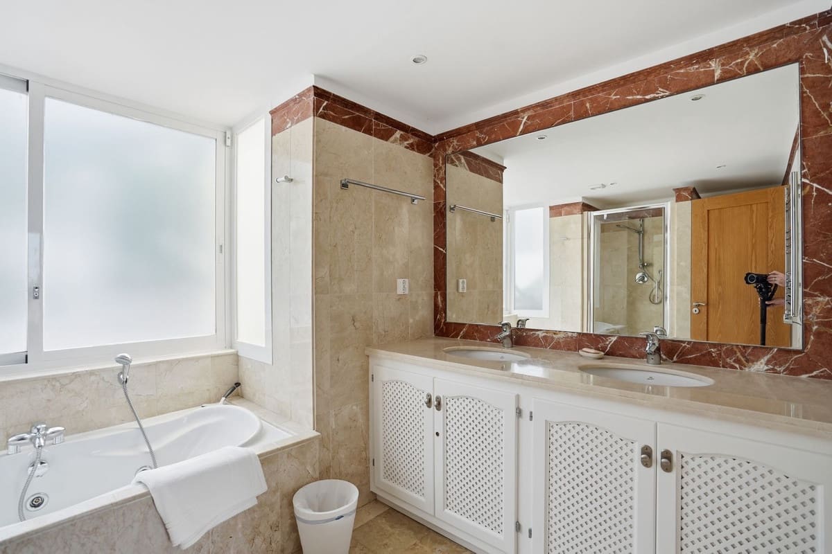 4 Zimmer Villa zu verkaufen in Golden Mile mit Pool Garage - 1.400.000 € (Ref: 10120665)