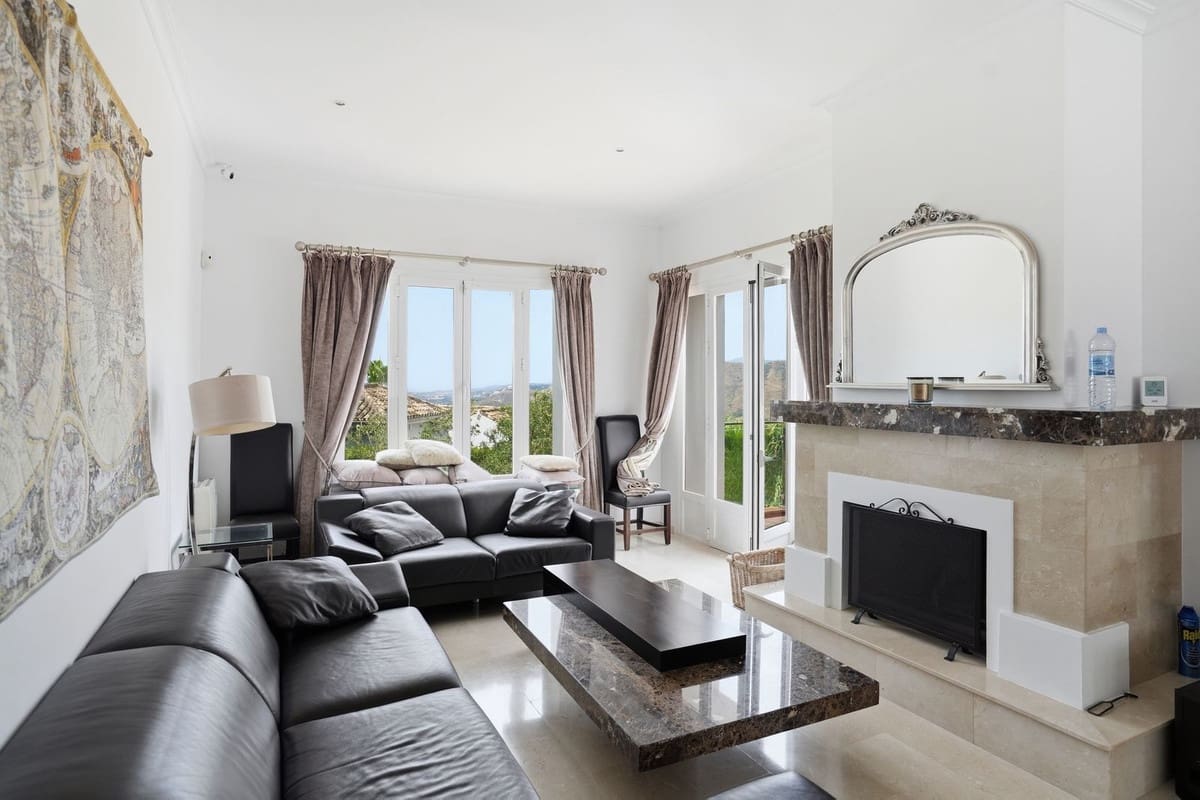 4 Zimmer Villa zu verkaufen in Golden Mile mit Pool Garage - 1.400.000 € (Ref: 10120665)