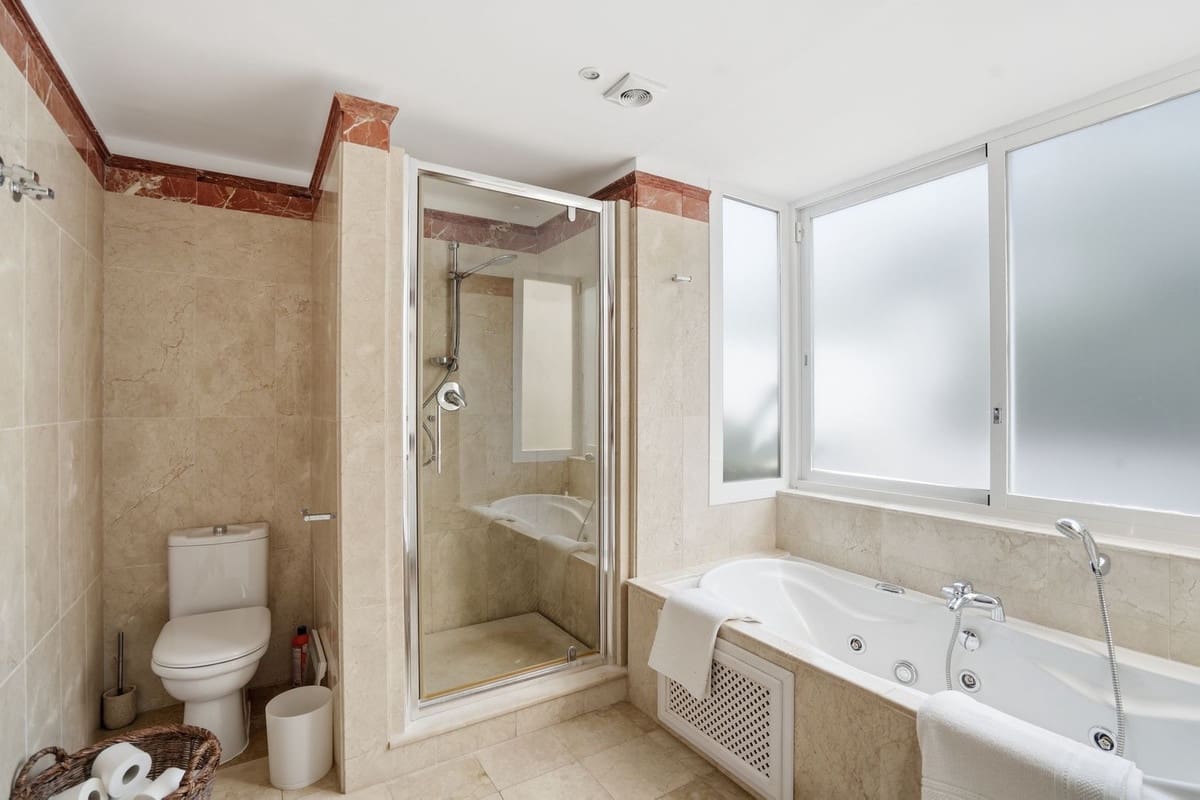 4 Zimmer Villa zu verkaufen in Golden Mile mit Pool Garage - 1.400.000 € (Ref: 10120665)