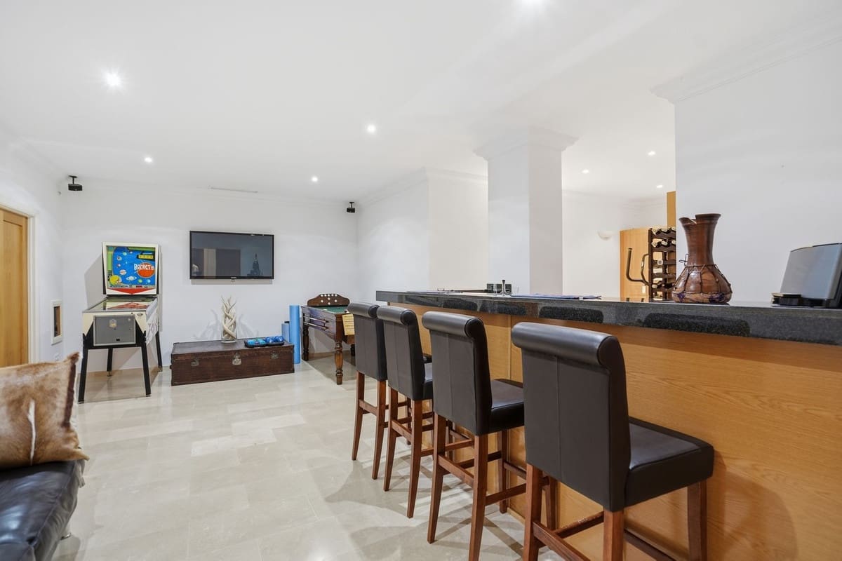 4 Zimmer Villa zu verkaufen in Golden Mile mit Pool Garage - 1.400.000 € (Ref: 10120665)