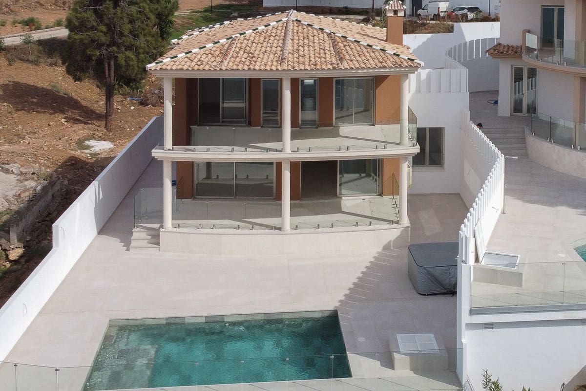 3 soverom Villa til salgs i La Cala de Mijas med svømmebasseng garasje - € 2 300 000 (Ref: 10145230)