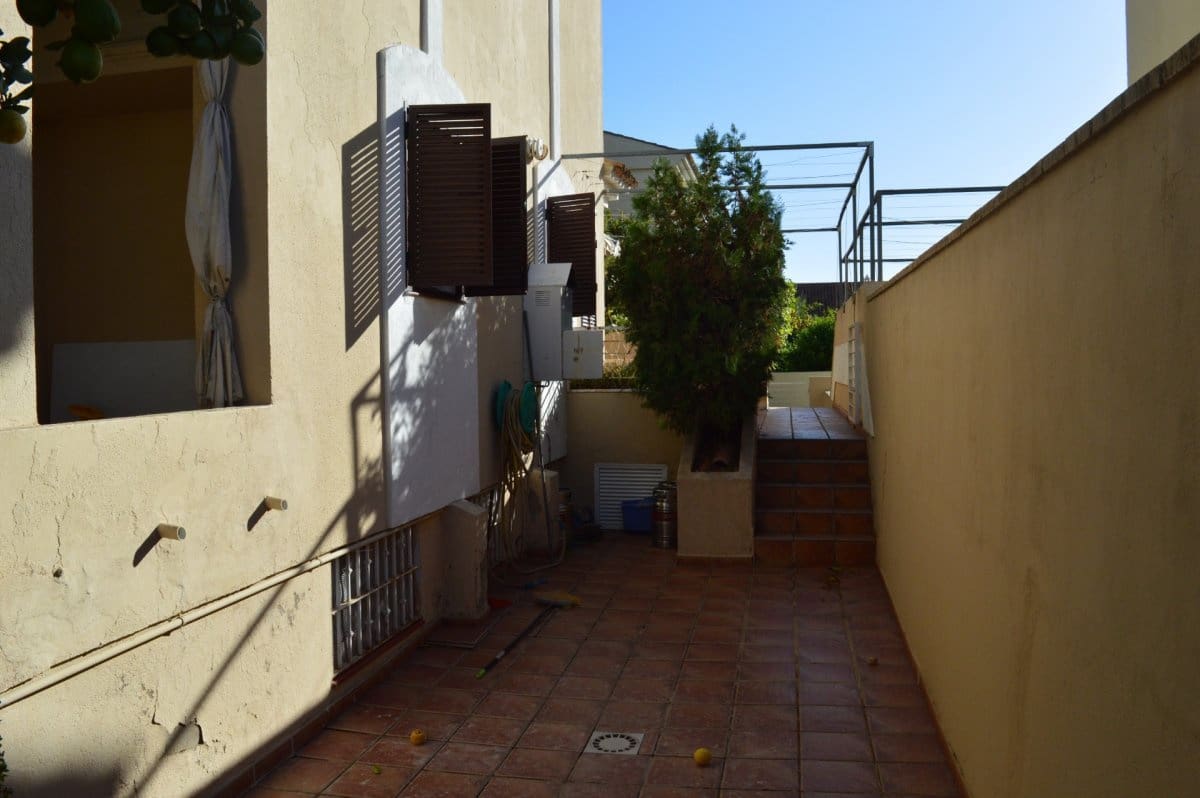 5 soverom Kjedet enebolig til salgs i Valencina de la Concepcion med svømmebasseng garasje - € 201 000 (Ref: 5556201)