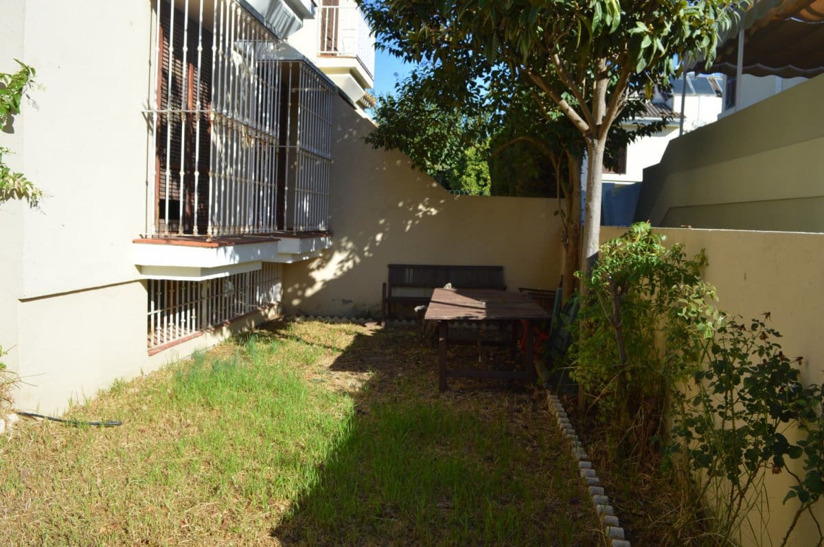 5 soverom Kjedet enebolig til salgs i Valencina de la Concepcion med svømmebasseng garasje - € 201 000 (Ref: 5556201)