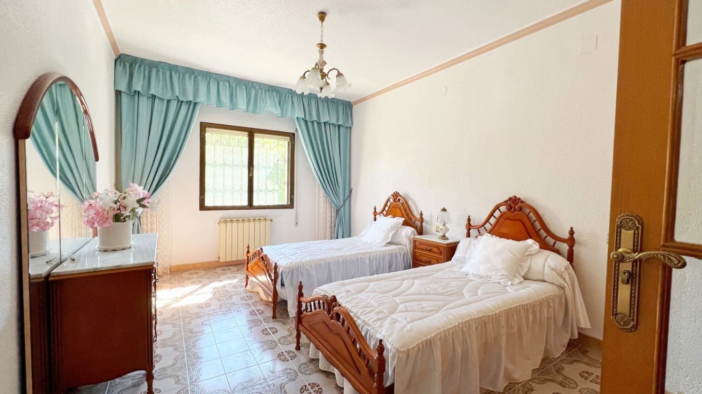 7 bedroom Villa for sale in Denia with pool garage - € 1,100,000 (Ref: 8383575)