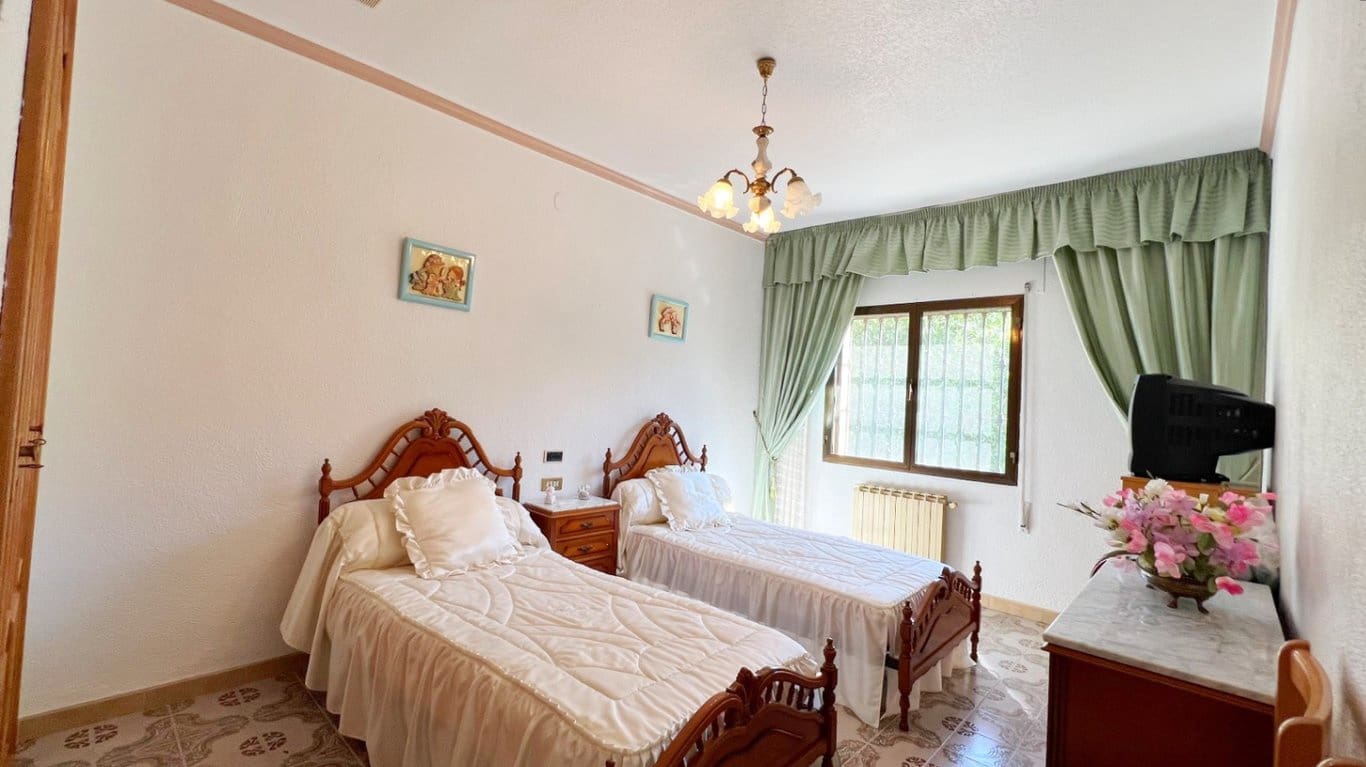 7 bedroom Villa for sale in Denia with pool garage - € 1,100,000 (Ref: 8383575)
