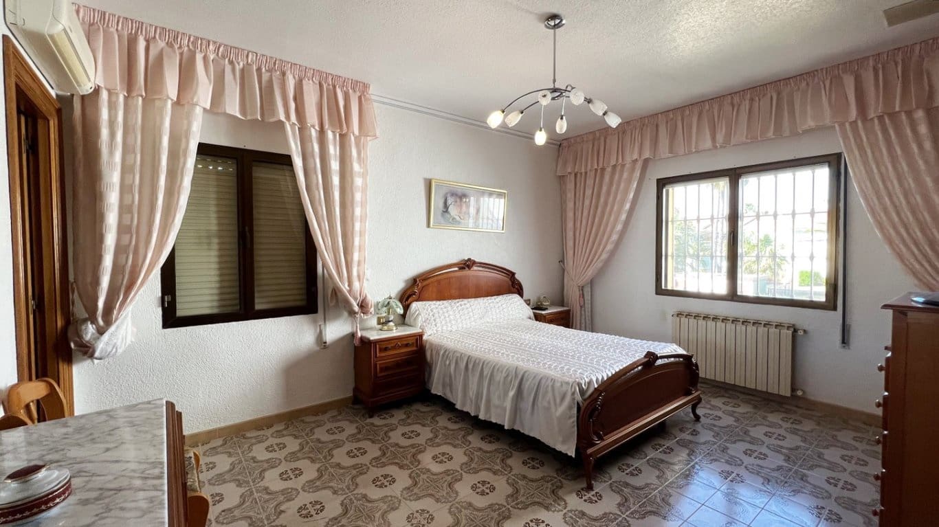 7 bedroom Villa for sale in Denia with pool garage - € 1,100,000 (Ref: 8383575)