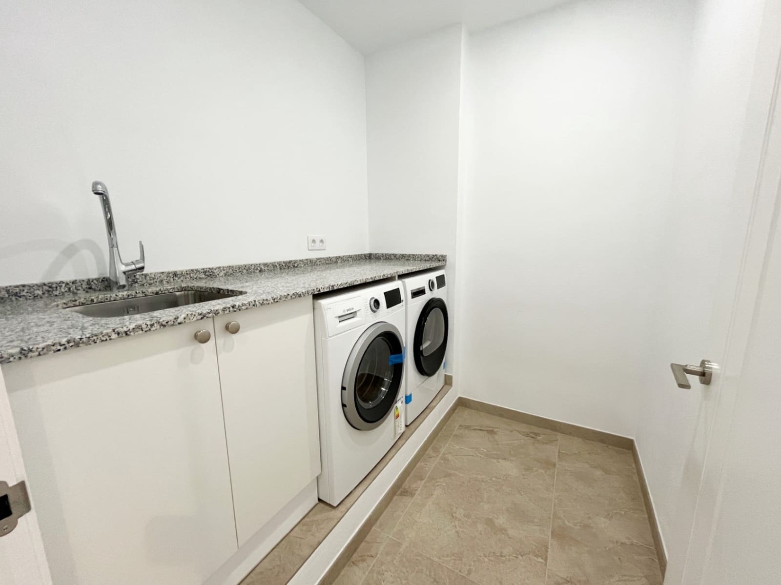 4 sypialnia Willa na sprzedaż w Denia z basenem garażem - 999 000 € (Ref: 8670748)