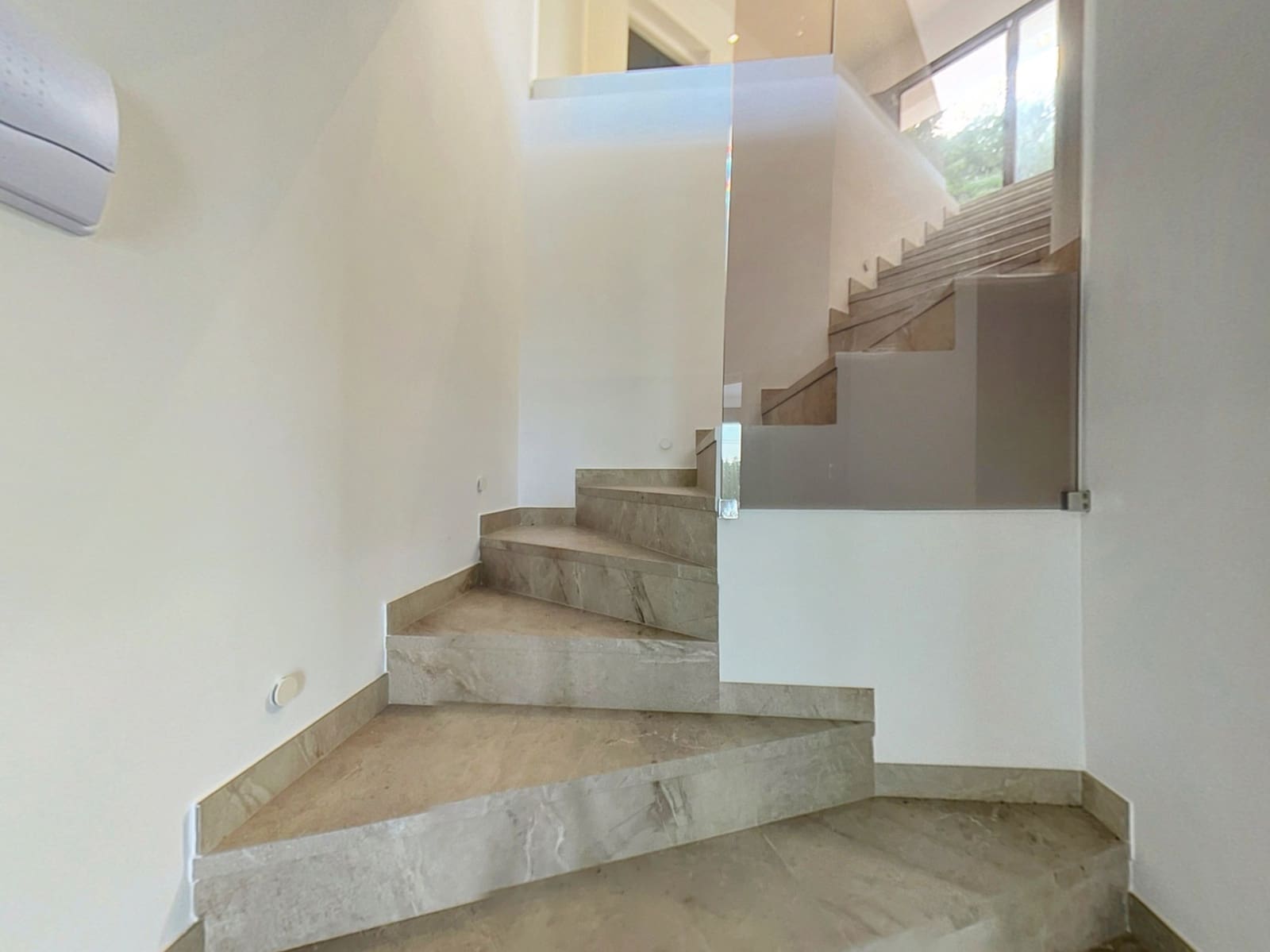 4 sypialnia Willa na sprzedaż w Denia z basenem garażem - 999 000 € (Ref: 8670748)