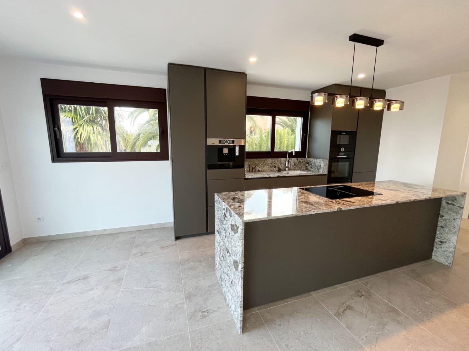 4 sypialnia Willa na sprzedaż w Denia z basenem garażem - 999 000 € (Ref: 8670748)